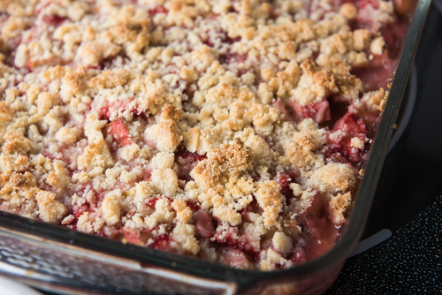 shutterstock_rhubarb and strawberry crisp